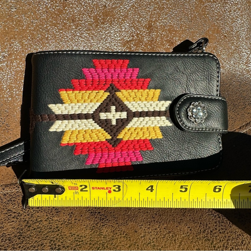 Perfect Rodeo Accessory… Western Wallet/ Phone Crossbody With Rhinestone Concho - Picture 5 of 6